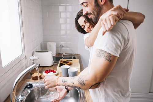 Мужчины, моющие посуду, лучшие любовники.